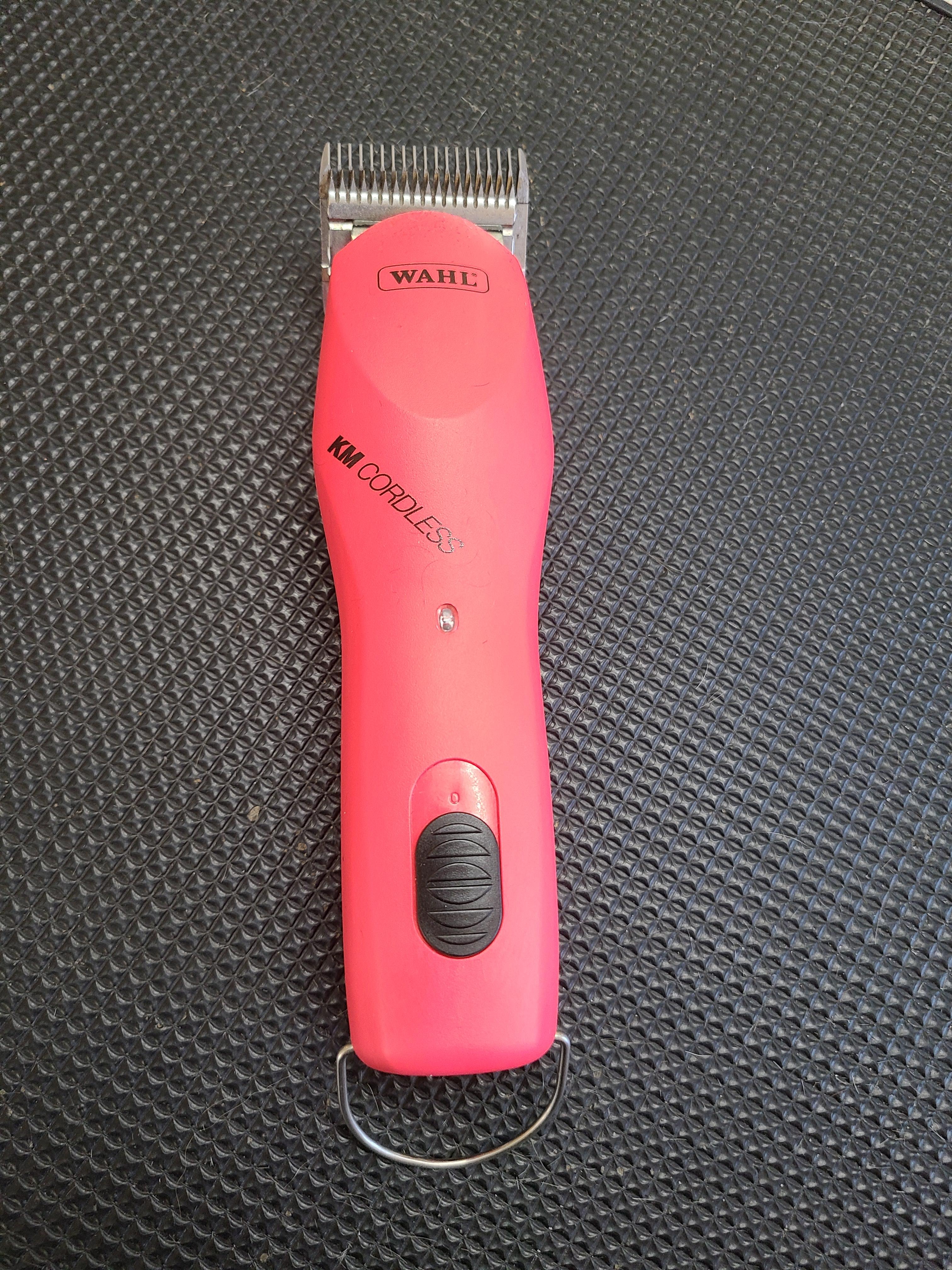 Wahl Professional Animal KM Cordless 2-Speed Detachable Blade Clipper (Poppy Red) with a Bonus Oil 4oz.